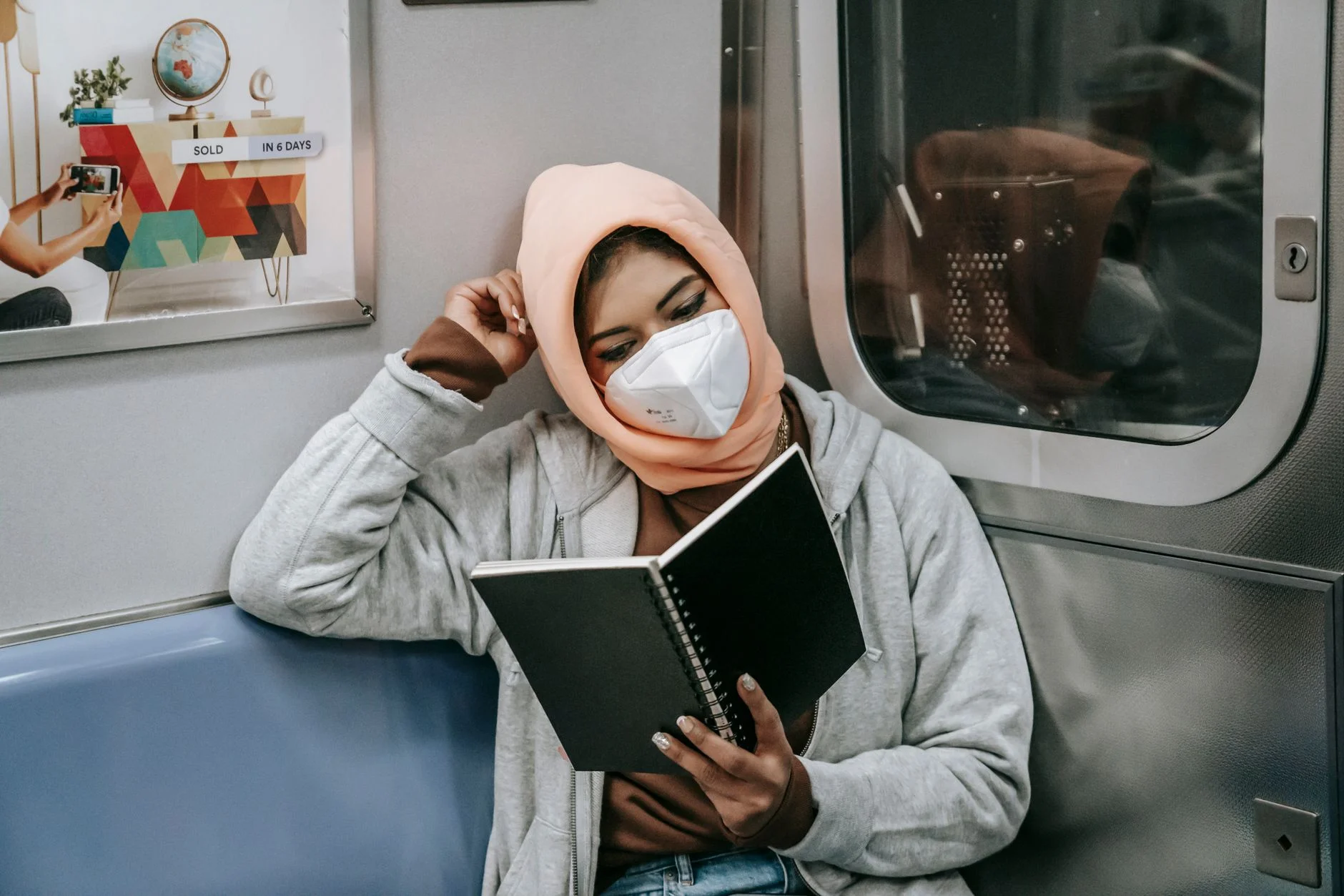 지하철에서 책을 읽는 사람