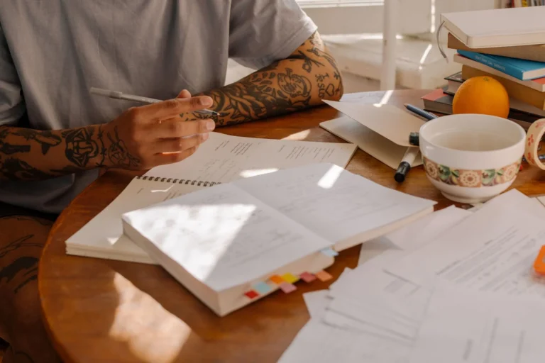 책상 위 중국어 교재와 노트, 펜